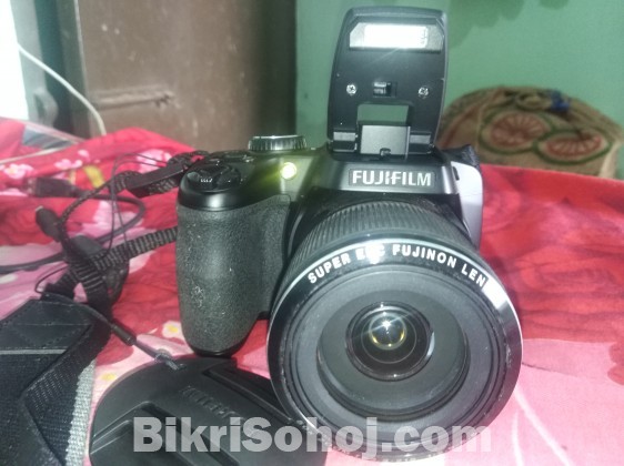 DSLR (FinePix S9400W)